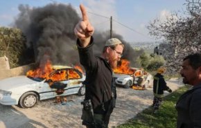 مستوطنون يهاجمون قرى فلسطينية بالضفة ويطردون أهلها