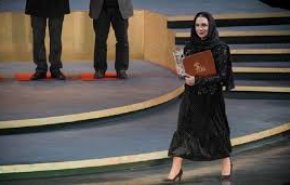 بازیگر زن سوری، جایزه اش را به چه کسی تقدیم کرد+ فیلم