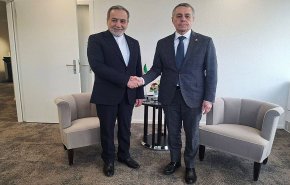 عراقجي يبحث مع نظيره السويسري آخر تطورات المفاوضات النووية

