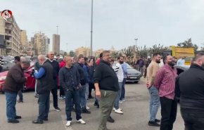 لبنان: إحتجاجات وقطع طرقات ضد قرار رفع سعر البنزين وضريبة القيمة المضافة