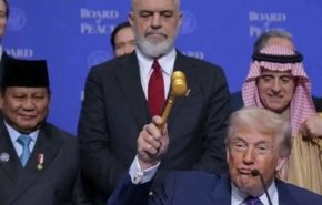 ترامب يثير الجدل..سرق مطرقة ذهبية في ختام 