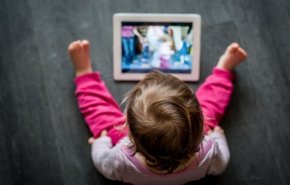 دراسة تحذر: تعرض الرضع للشاشات يؤثر في نمو دماغهم