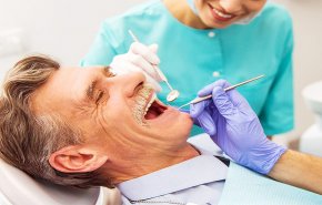 كيف تضر الأدوية بصحة الفم وبأسنان كبار السن؟