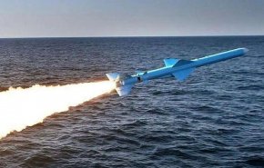 الحرس الثوري يستهدف سفينتين وقاعدة بحرية للعدو الاميركي  
