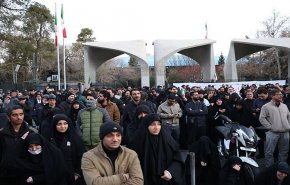 حداد وطني بميدان انقلاب وسط طهران اثر إعلان استشهاد قائد الثورة