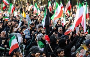 مردم غیور ایران پیش از آغاز مراسم تشییع پیکر شهدا در میدان انقلاب حضور یافته اند