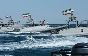 حرس الثورة الاسلامية يحذر من اقتراب القطع الحربية من مضيق هرمز 