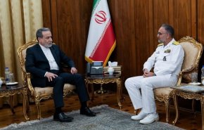 دیدار جانشین فرمانده نیروی دریایی ارتش با عراقچی 