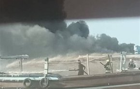 آتش‌سوزی در اسکله بندر دیر؛ 4 لنج تجاری طعمه حریق شدند