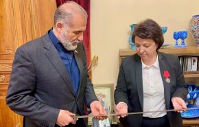 اهدای شمشیر به سفیر ایران در پاسداشت مقاومت ملت در برابر تجاوز آمریکا-اسرائیل