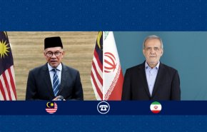 بزشكيان ورئيس وزراء ماليزيا يؤكدان أهمية تعزيز التعاون في العالم الإسلامي