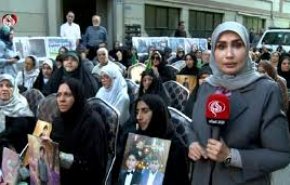 تجمع خانواده شهدای دانش‌آموز میناب مقابل دفتر یونیسف؛ دسته‌های گل و کیف‌های خالی