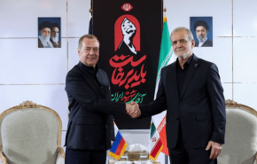 مدفيديف يؤكد لبزشكيان عزم موسكو الجاد لتنفيذ معاهدة الشراكة الاستراتيجية الشاملة بين البلدين
