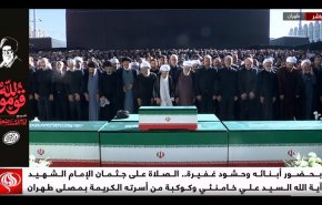 اقامه نماز بر پیکر رهبر شهید انقلاب و خانواده ایشان