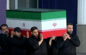 لحظه‌های جان‌سوز ورود پیکر «قائد شهید امت» و خانواده ایشان به محل اقامه نماز در مصلای امام خمینی(ره)