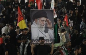 مسجد جمكران بمدينة قم يكتظ بالحشود قبل ساعات من انطلاق مراسم تشييع الإمام الشهيد
