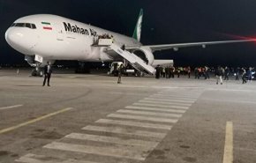 ورود  هواپیمای حامل پیکر مطهر رهبر شهید انقلاب اسلامی به نجف اشرف  