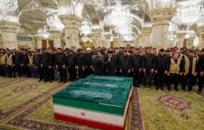 اقامه نماز بر پیکر مطهر رهبر شهید امت در حرم مطهر حضرت امیرالمؤمنین (ع)+ فیلم