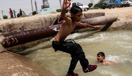 تفریح مخاطره آمیز کودکان در کوت عبدالله | تصاویر