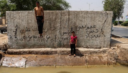 تفریح مخاطره آمیز کودکان در کوت عبدالله | تصاویر