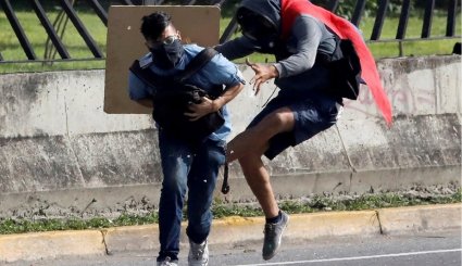 لحظه کشته‌شدن جوان معترض در کاراکاس