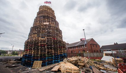 سنت روشن کردن آتش در ایرلند شمالی‎
