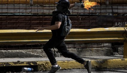 تظاهرات ضد دولتی همزمان با همه پرسی در ونزوئلا‎
