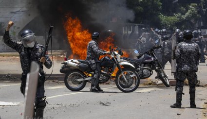 آتش‌زدن پلیس در اعتراضات ونزوئلا