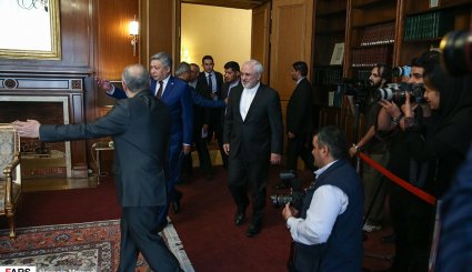 دیدار ظریف با مقام های شرکت کننده در مراسم تحلیف رئیس جمهوری