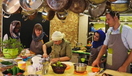  آموزش آشپزی دو دختر ایرانی به گردشگران