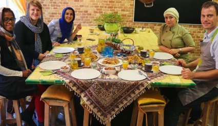  آموزش آشپزی دو دختر ایرانی به گردشگران