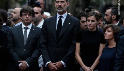  احترام مردم بارسلونا به قربانیان حادثه تروریستی
