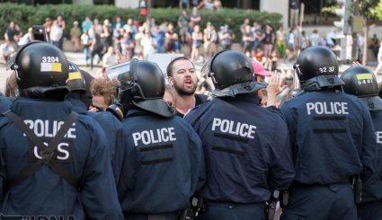 درگیری بین تظاهر کنندگان طرفدار مهاجران با پلیس کانادا - تصاویر