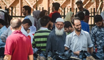 Muslims in Kashmir Preparing to Celebrate Eid Al-Adha
