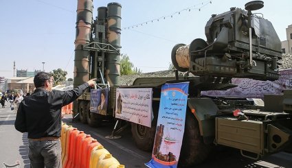 نمایشگاه دفاع مقدس در میدان بهارستان
