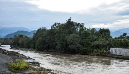 بازدید مسئولان آستارا از مناطق سیل زده و رودخانه مرزی آستارا چای
