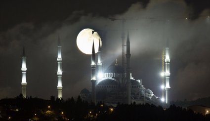 مشاهد ساحرة للقمر من خلف مآذن مسجد تشاملجا