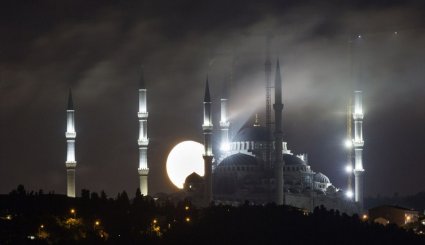 مشاهد ساحرة للقمر من خلف مآذن مسجد تشاملجا