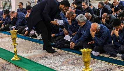 مراسم غبارروبی حرم مطهر حضرت معصومه با حضور خانواده های شهدا‎ + تصاویر