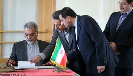 امضای سند تاسیس دفتر حفاظت منافع ایران در عربستان + تصاویر