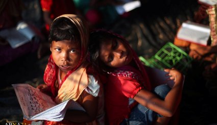 کودکان روهینگیایی در حال فراگیری قرآن در اردوگاه آوارگان بنگلادش