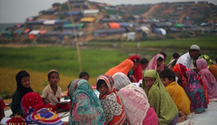 کودکان روهینگیایی در حال فراگیری قرآن در اردوگاه آوارگان بنگلادش