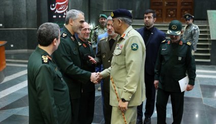 دیدار فرمانده ارتش پاکستان با وزیر دفاع و پشتیبانی نیروهای مسلح