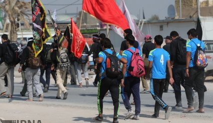 راهپیمایی زایرین اربعین در مسیر نجف به کربلا 