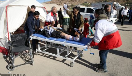 ارائه خدمات درمانی به مصدومان زلزله در بیمارستان صحرایی سرپل ذهاب