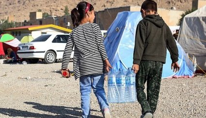 الاطفال في مدينة سربل ذهاب المنكوبة غرب ايران