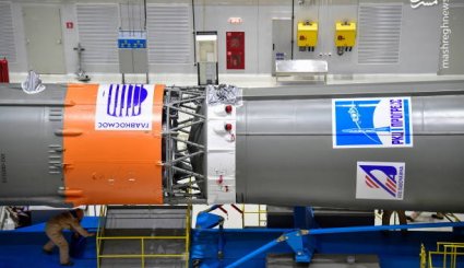 تصاویر/ آماده‌سازی راکت سایوز برای پرتاب به فضا