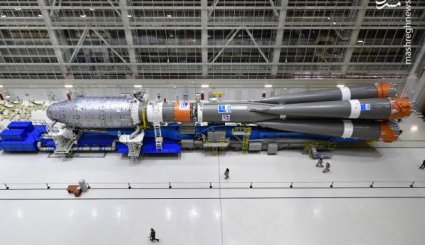تصاویر/ آماده‌سازی راکت سایوز برای پرتاب به فضا