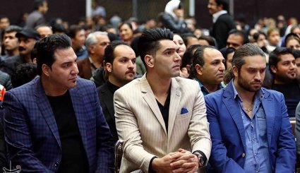 مراسم فروش پیراهن هادی نوروزی به نفع زلزله‌زدگان کرمانشاه
