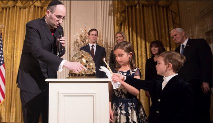 بعد قرار القدس.. ترامب يحتفل مع عائلته بعيد يهودي(صور)